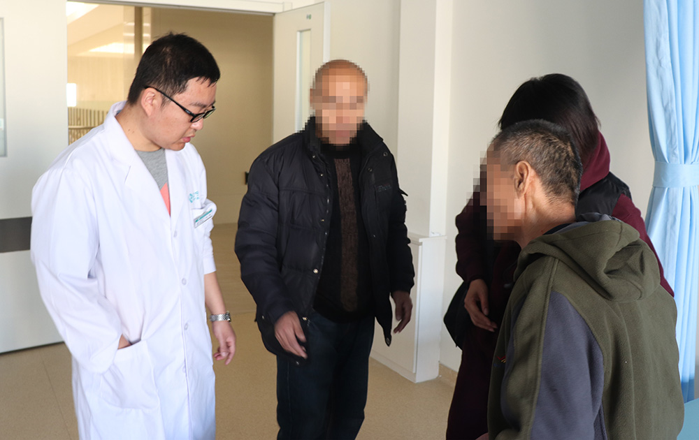 康復(fù)治療70天，偏癱患者步行出院！(圖1)