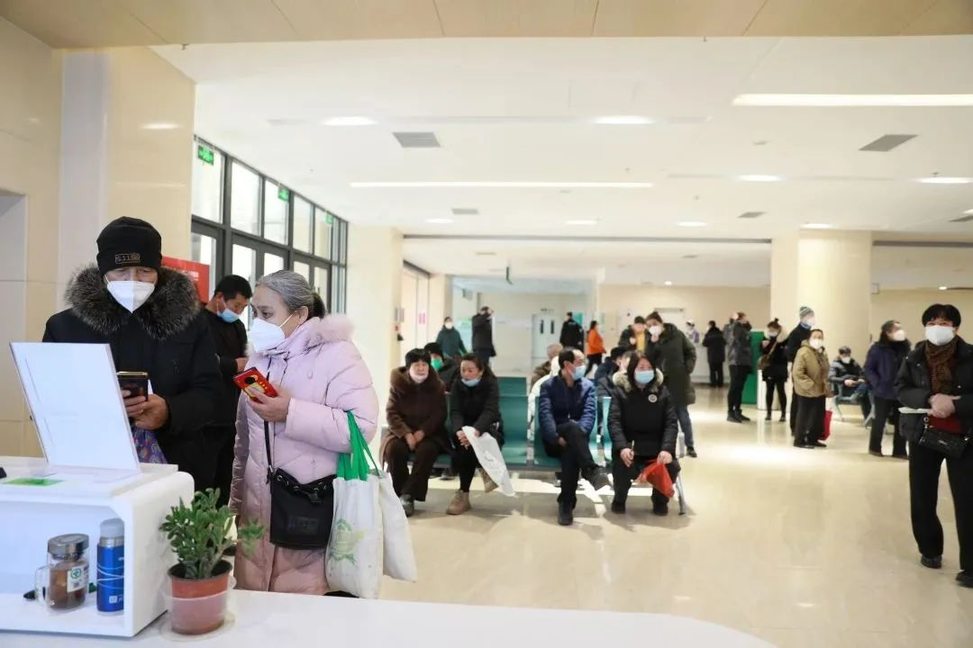 患者如潮，就診場面火爆！市二院著名專家診區(qū)百余位專家陸續(xù)來院出診(圖1)
