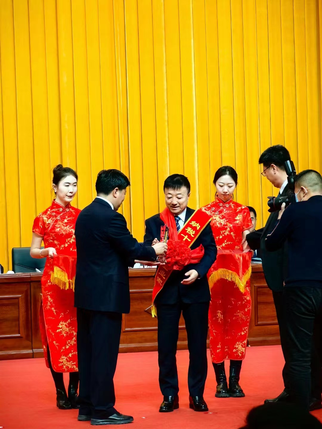 《全市民營經(jīng)濟大會》暨2023年度民營企業(yè)納稅十強表彰大會在葫蘆島市文化宮隆重召開，董事長趙立君先生代表集團上臺領(lǐng)獎(圖3)