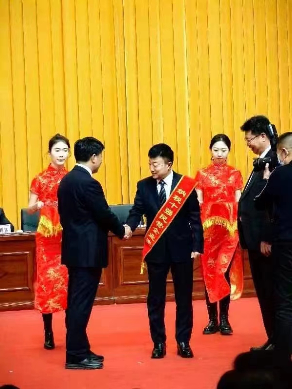 《全市民營經(jīng)濟大會》暨2023年度民營企業(yè)納稅十強表彰大會在葫蘆島市文化宮隆重召開，董事長趙立君先生代表集團上臺領(lǐng)獎(圖2)