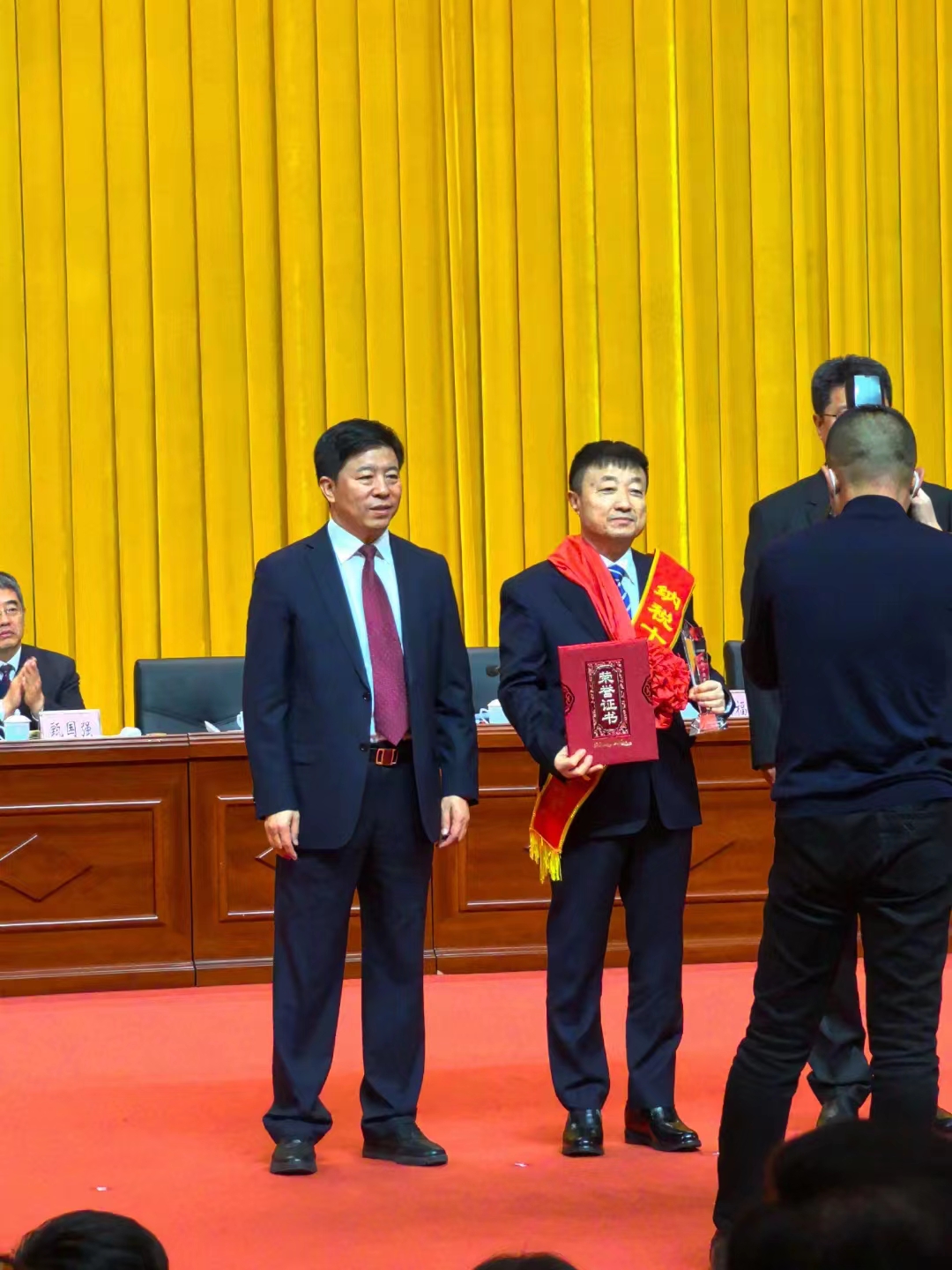 《全市民營經(jīng)濟大會》暨2023年度民營企業(yè)納稅十強表彰大會在葫蘆島市文化宮隆重召開，董事長趙立君先生代表集團上臺領(lǐng)獎(圖4)