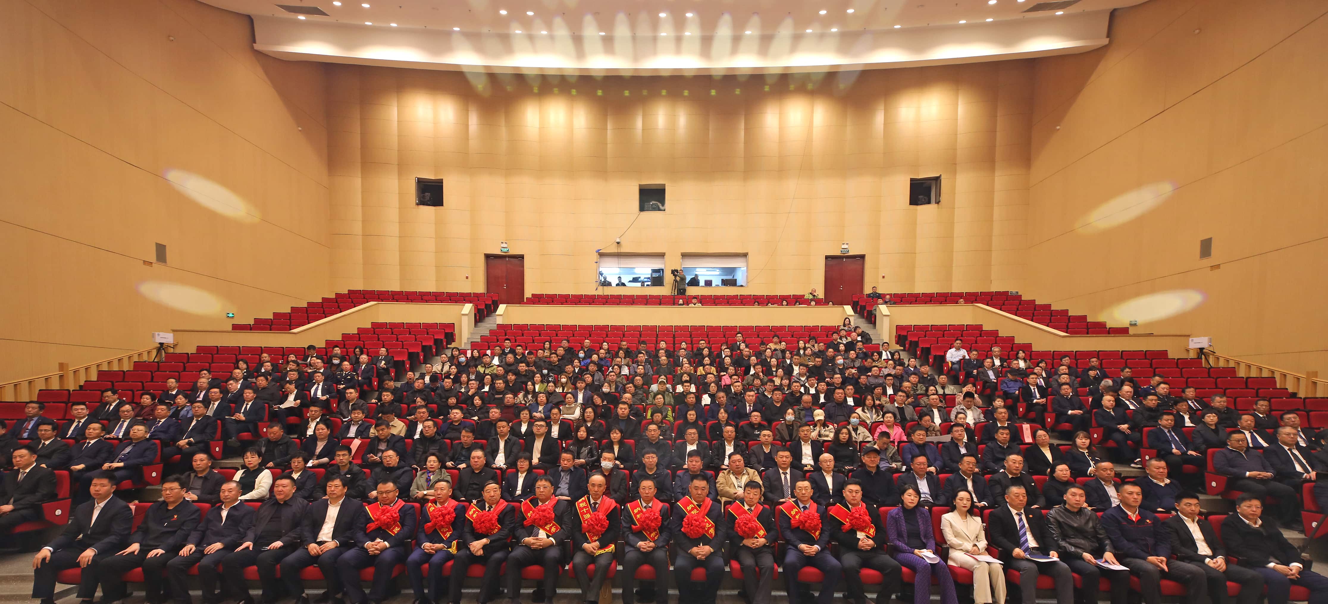 正業(yè)集團(tuán)再登納稅十強(qiáng)榜！董事長趙立君出席全市民營經(jīng)濟(jì)大會接受表彰(圖4)